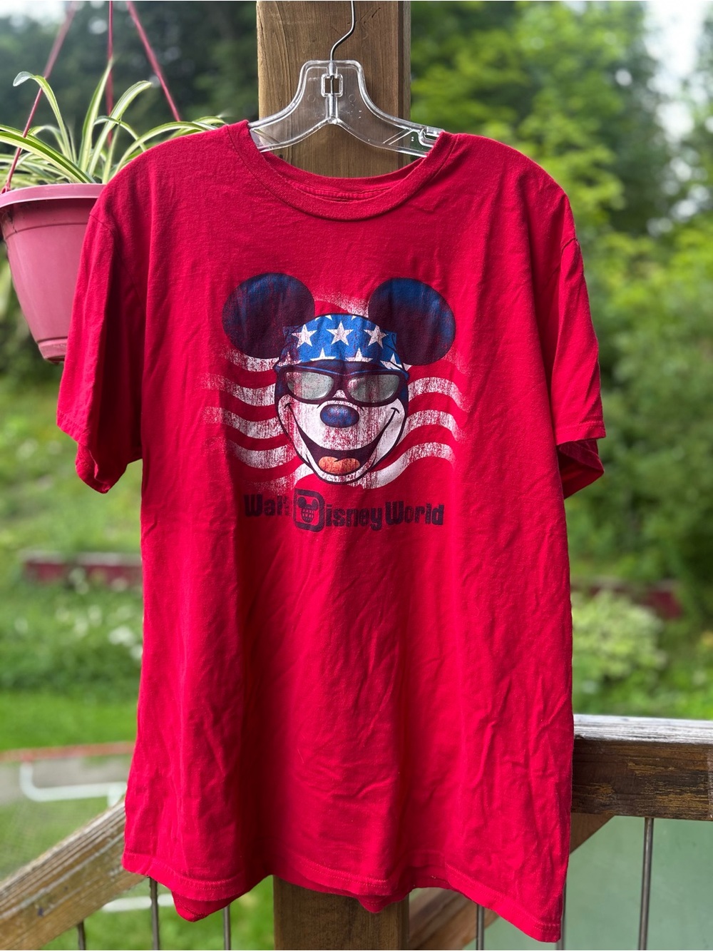 Hanes Red Graphic Tee • Men’s XL